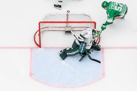Färjestads målvakt Emil Larmi och Rögles Felix Nilsson