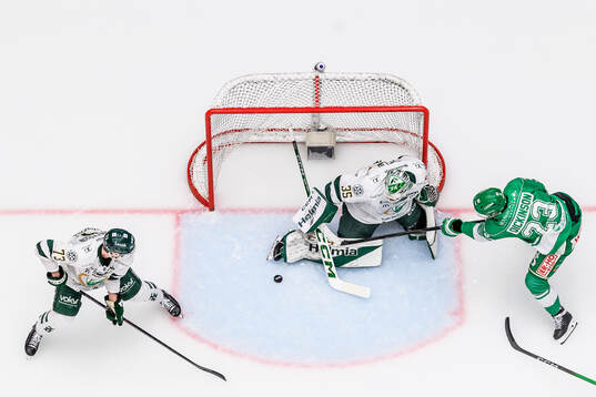 Färjestads målvakt Melker Thelin och Rögles Josh