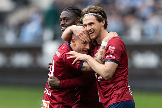 Örgrytes Anton Andreasson jublar med Michael Parker och