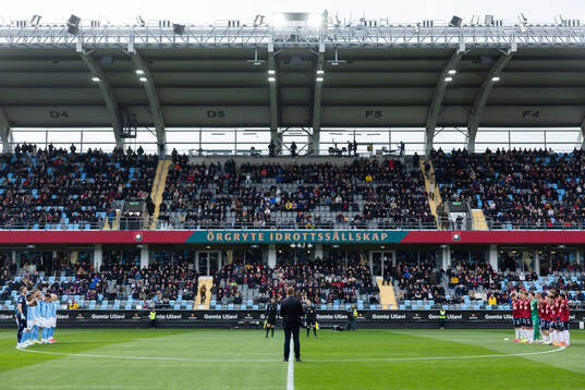 Malmö FFs och Örgrytes spelare samlade för att hedra
