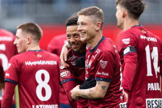 Örgrytes Anton Andreasson jublar ihop med +ö22