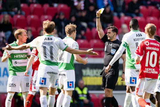 Västerås Herman Magnusson tilldelas gult kort av domare