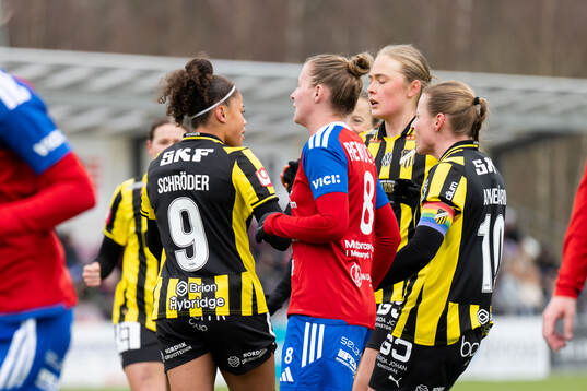 Häckens Felicia Schröder jublar med Paulina Nyström och