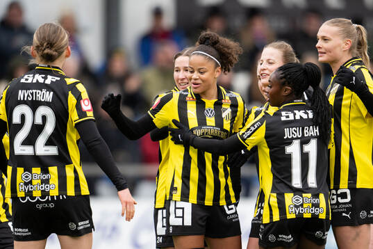 Häckens Anna Anvegård och Felicia Schröder jublar med