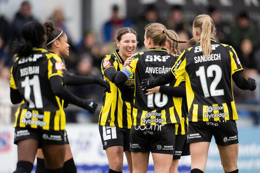 Häckens Anna Anvegård jublar med lagkamrater