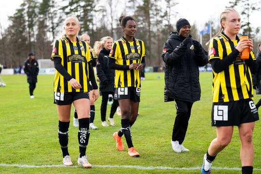 Häckens Alva Selerud och Faith Chinzimu