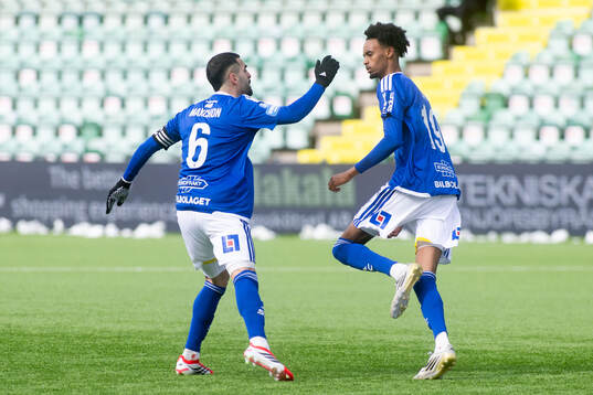 GIF Sundsvalls Yacqub Finey jublar med Marc Manchon