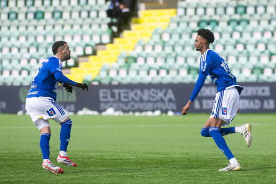 GIF Sundsvalls Yacqub Finey jublar med Marc Manchon