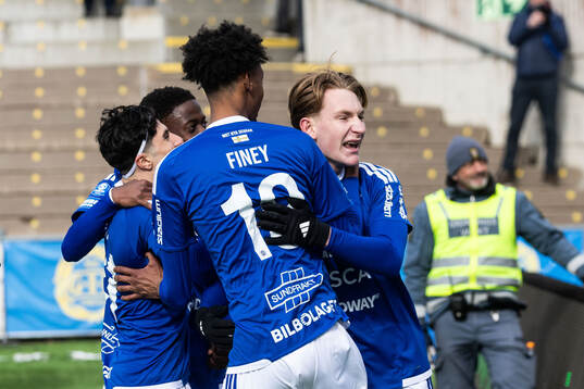 GIF Sundsvalls Hugo Aviander jublar med Yacqub Finey