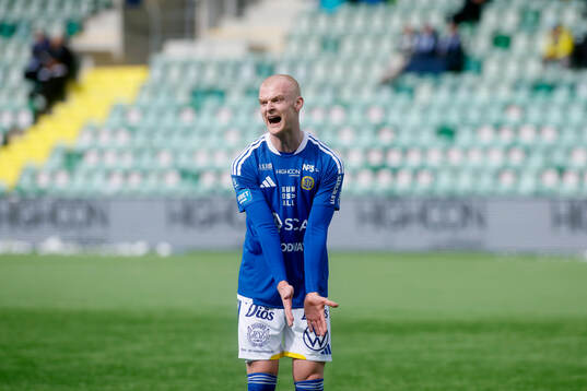 GIF Sundsvalls Lucas Forsberg reagerar
