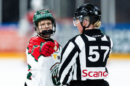 Frölundas Emilia Bergeby Hallbeck pratar med domaren