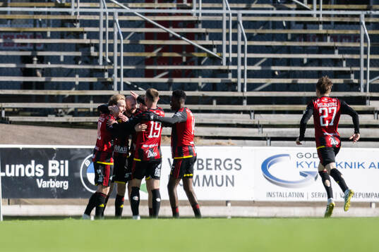 Östersunds Curtis Edwards jublar med lagkamrater