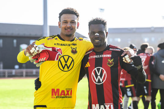 Östersunds målvakt Tyree Griffiths och Sunday Anyanwu