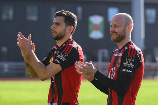 Östersunds Amar Begic och Curtis Edwards  jublar