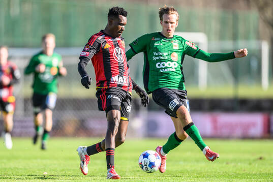 Östersunds Sunday Anyanwu och Varbergs Jonathan Nilsson
