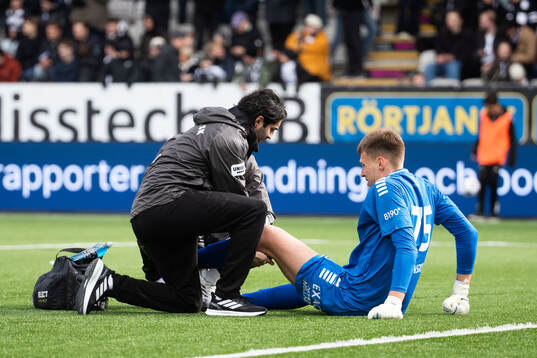 Örebros målvakt Jakub Ojrzynski får vård