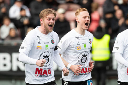 Örebros Karl Holmberg jublar med Christopher Redenstrand
