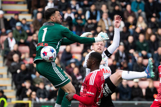 Örebros Karl Holmberg gör 1-0 bakom Landskronas målvakt