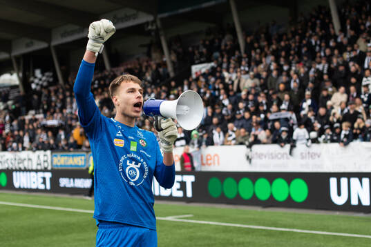Örebros målvakt Jakub Ojrzynski jublar