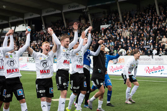Örebros spelare jublar