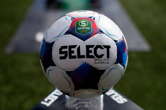 Matchbollen med texten Superettan på