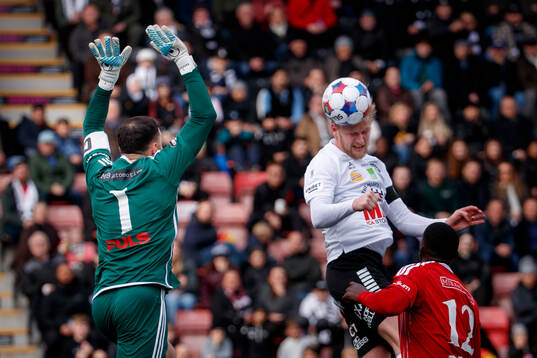 Örebros Karl Holmberg gör 1-0 på Landskronas målvakt