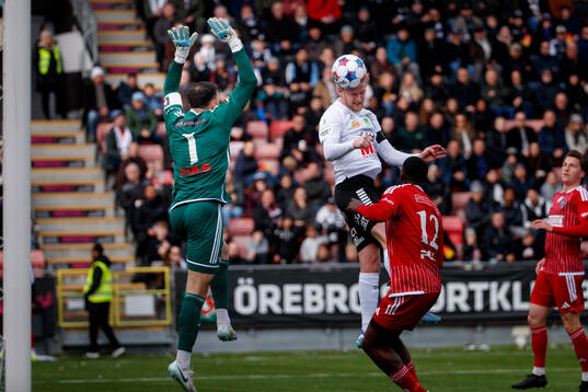 Örebros Karl Holmberg gör 1-0 på Landskronas målvakt