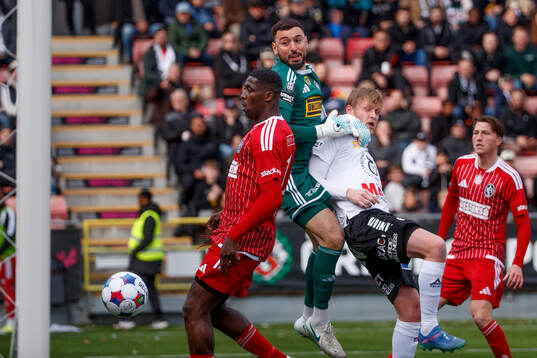 Örebros Karl Holmberg gör 1-0 på Landskronas målvakt
