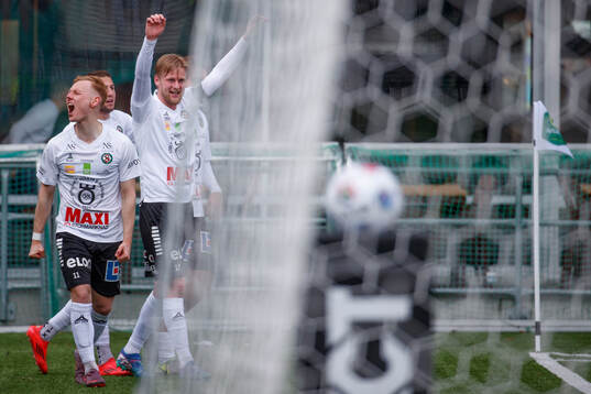 Örebros Christopher Redenstrand och Karl Holmberg jublar