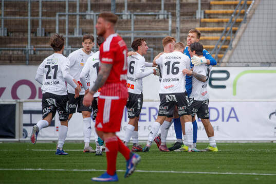 Örebros målvakt Jakub Ojrzynski jublar vid slutsignalen