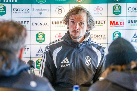 Landskronas tränare Robin Asterhed på presskonferensen