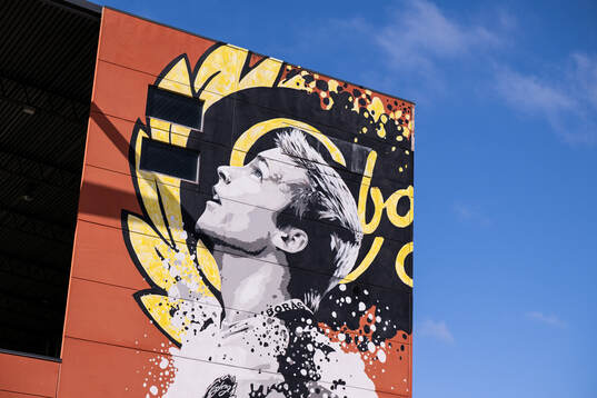 Borås Arena exteriört med muralmålning på Anders