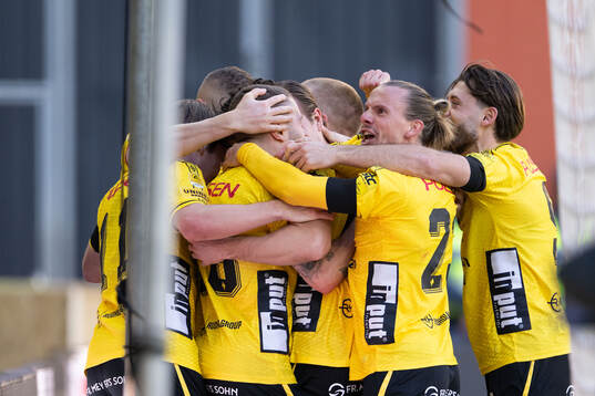 Elfsborgs Julius Magnusson jublar med lagkamrater