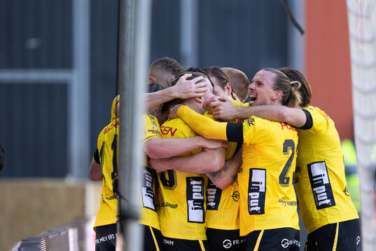 Elfsborgs Julius Magnusson jublar med lagkamrater