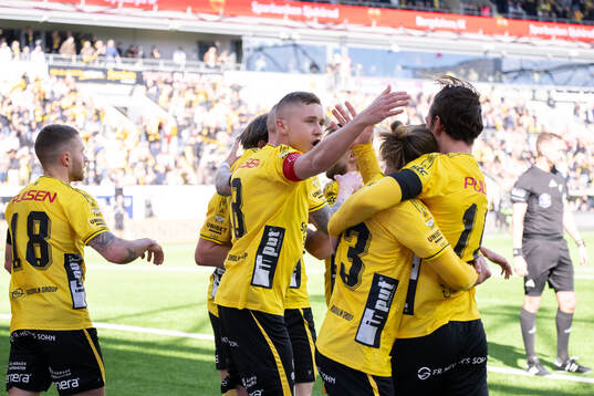 Elfsborgs Taylor Silverholt jublar med Sebastian Holmén