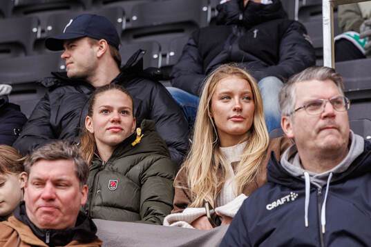 Bella Andersson och Smilla Holmberg på läktaren