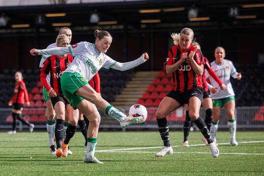 Hammarbys Sofia Reidy och Brommapojkarnas Johanna Svedberg