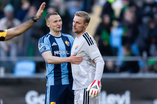 Djurgårdens Piotr Johansson och målvakt Jacob Rinne jublar