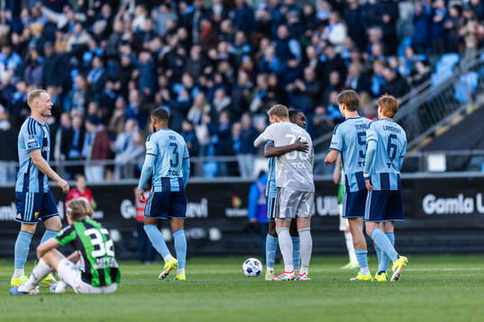 Djurgårdens målvakt Jacob Rinne jublar med Joel Asoro