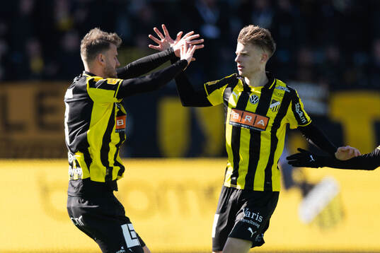Häckens Adrian Svanbäck jublar med Johan Hammar