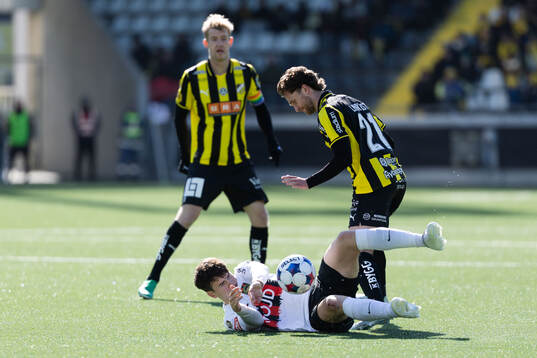 Brommapojkarnas Mads Kristian Hansen och Häckens Adam