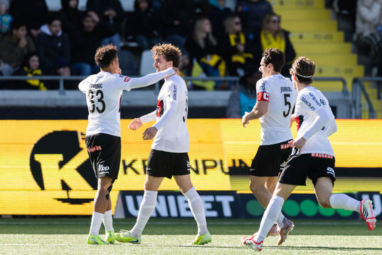 Brommapojkarnas Andreas Troelsen jublar med Sion Oppong,