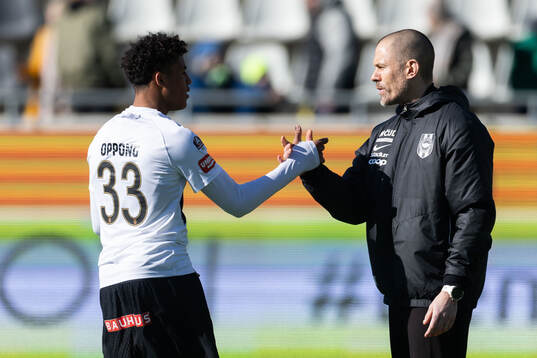 Brommapojkarnas Sion Oppong och tränare Roger Sandberg