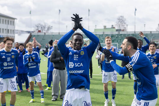 GIF Sundsvalls Suwaibou Kebbeh jublar med Marc Manchon