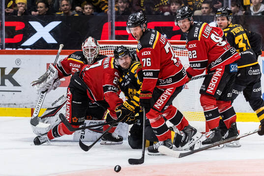 Skellefteås Martin Lundberg mot Luleås målvakt Matteus