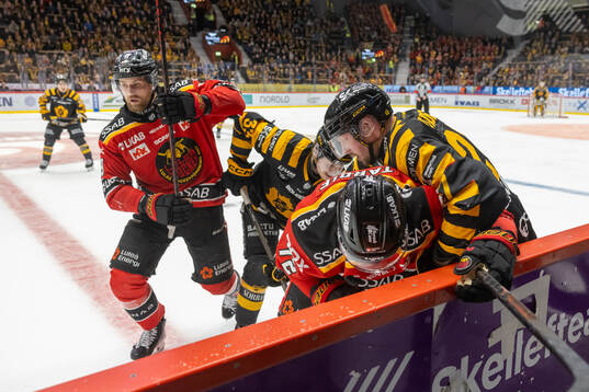 Luleås Ben Tardif mot Skellefteås Zeb Forsfjäll och