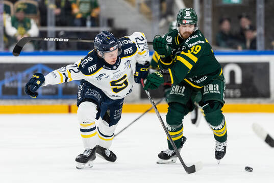 Södertäljes Leevi Teissala och Björklövens Joel Mustonen