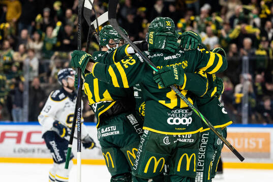 Björklövens Fredrik Forsberg jublar med lagkamrater