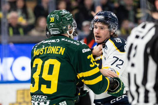 Björklövens Joel Mustonen och Södertäljes Leevi Teissala