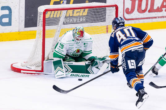 Rögles målvakt Arvid Holm och Växjös Dennis Rasmussen